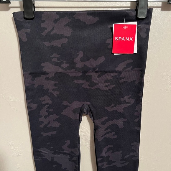 Spanx Look At Me Now Seamless Leggings in Black Camo NWT Athlesiure Yoga size S - Picture 4 of 13